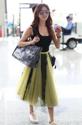 没有林志玲的身材真别穿小背心，像蔡依林这样撑不起来就尴尬了！