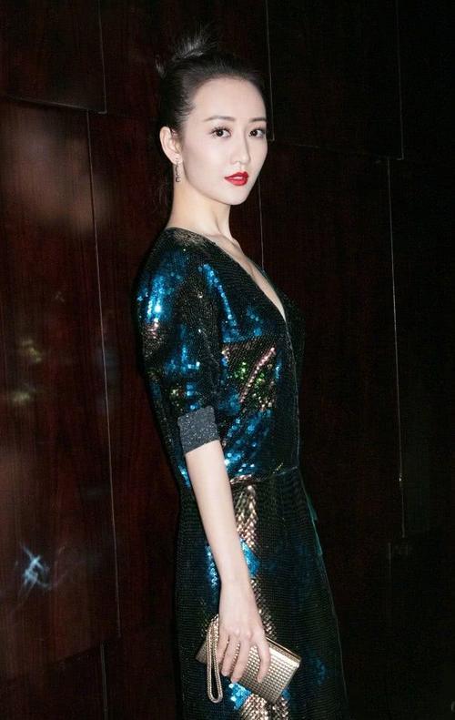 王鸥出席活动又美了，低胸V领长裙非常抢镜，性感女人味爆棚！