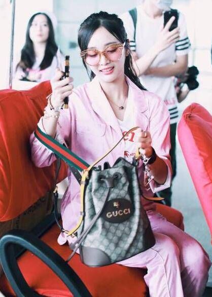 吴宣仪穿粉丝睡衣现身 俏皮可爱给粉丝送飞吻