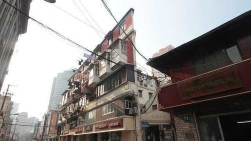 上海少见的“纸片楼”，在网络上意外走红，如今每天吸引大量游客