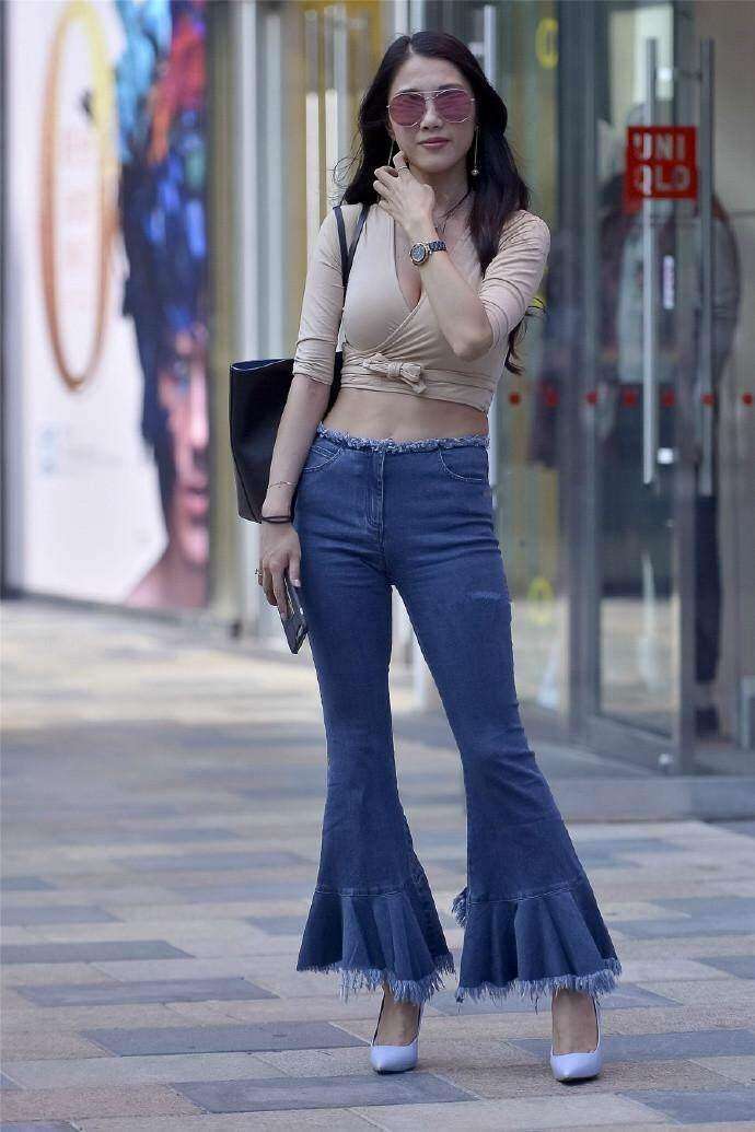 街拍: 紧身T恤包裹出丰满身材, 辣妈这么穿韵味十足