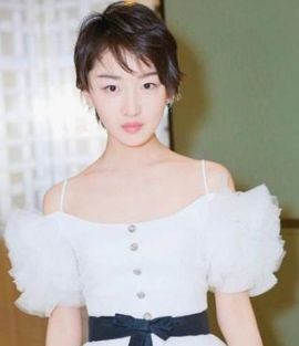 本以为穿吊带装的周冬雨够清纯了，直到看到鞠婧祎，彻底服了！