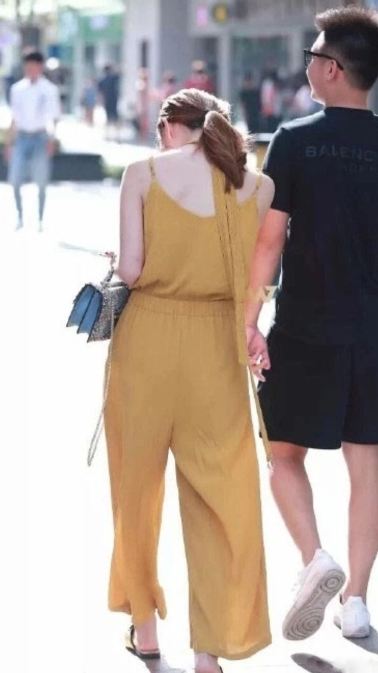 性感街拍丨这么小鸟依人的小姐姐，真羡慕她男友!