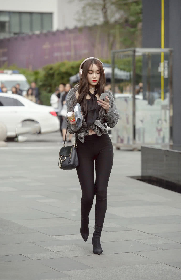 你们最爱的黑色紧身裤美女，身姿苗条时尚性感，背影臀型实在迷人