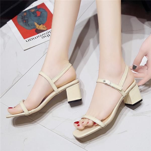 这么白皙的脚,怎能没凉鞋的点缀,让你双脚更白嫩,更撩人