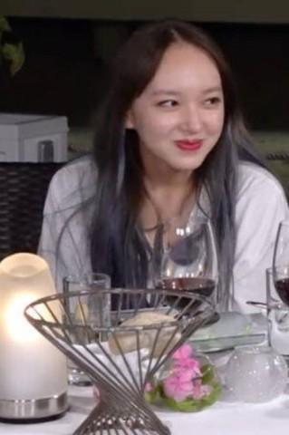 看了程潇和鞠婧祎的刘海，最后再看她的刘海却像被狗啃了一样！