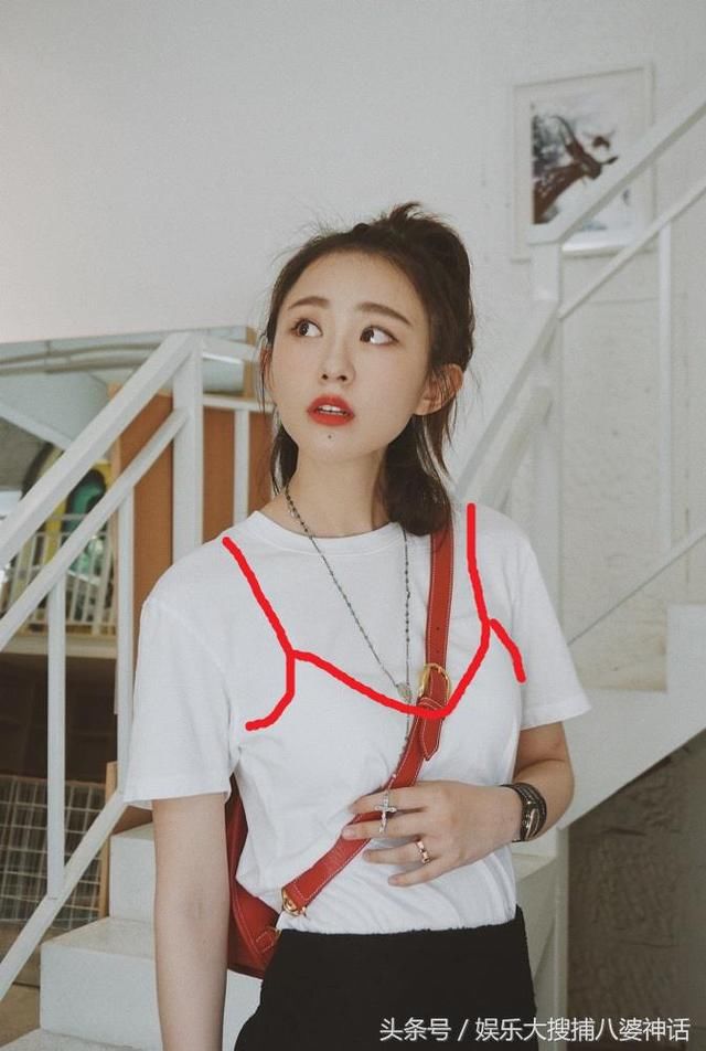 孙耀琦真敢穿，白T里面透出内衣轮廓，网友:胸部开口真的很大