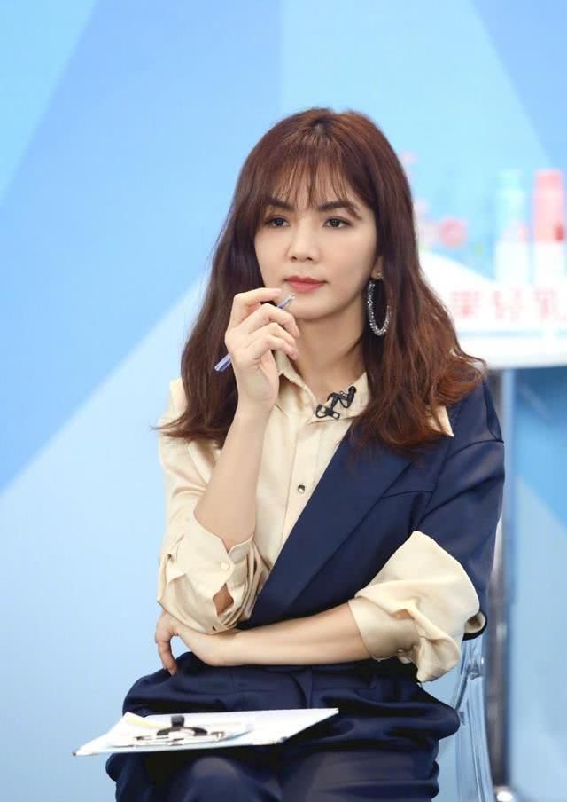  脚下一双：衣服穿一半更时髦，明星们都上头，谁更有范？