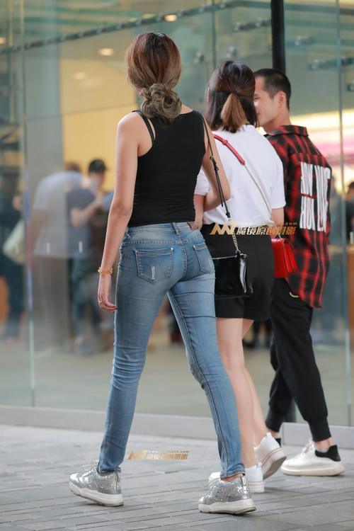 路人街拍，好身材牛仔裤小姐姐，有点小肚子哦