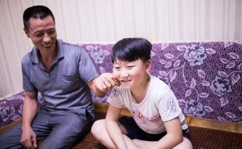 时隔|曾走红网络的一张“父子照”,时隔10年,两人再合照引人感慨