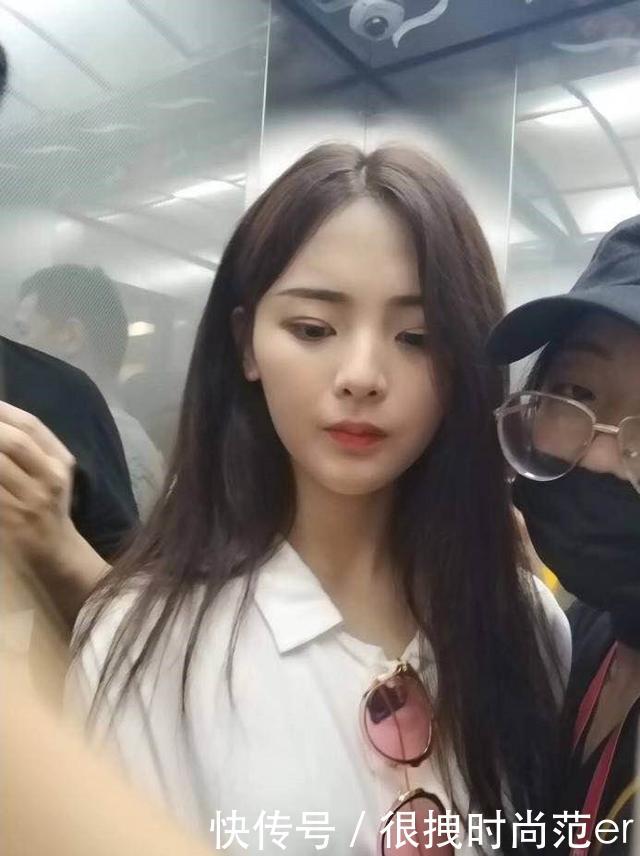 杨超越厉害了，穿这条短裤就亮相活动，网友：想把腿上的毛拔掉！