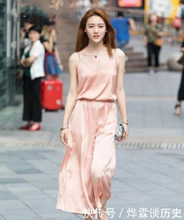 「气质」真丝连衣裙的高级感,提升了美女的气质,真是太美了