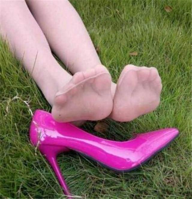 尖头细高跟鞋，走路打扮也不会低俗，走路有气势！