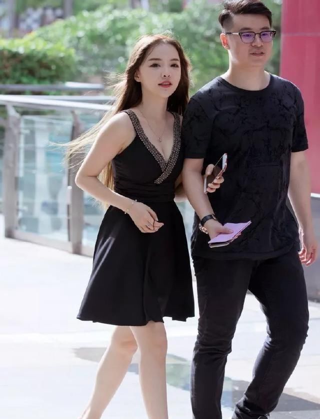 『气质』路人街拍,姑娘气质唯美,穿着一件吊带连衣裙,优雅迷人