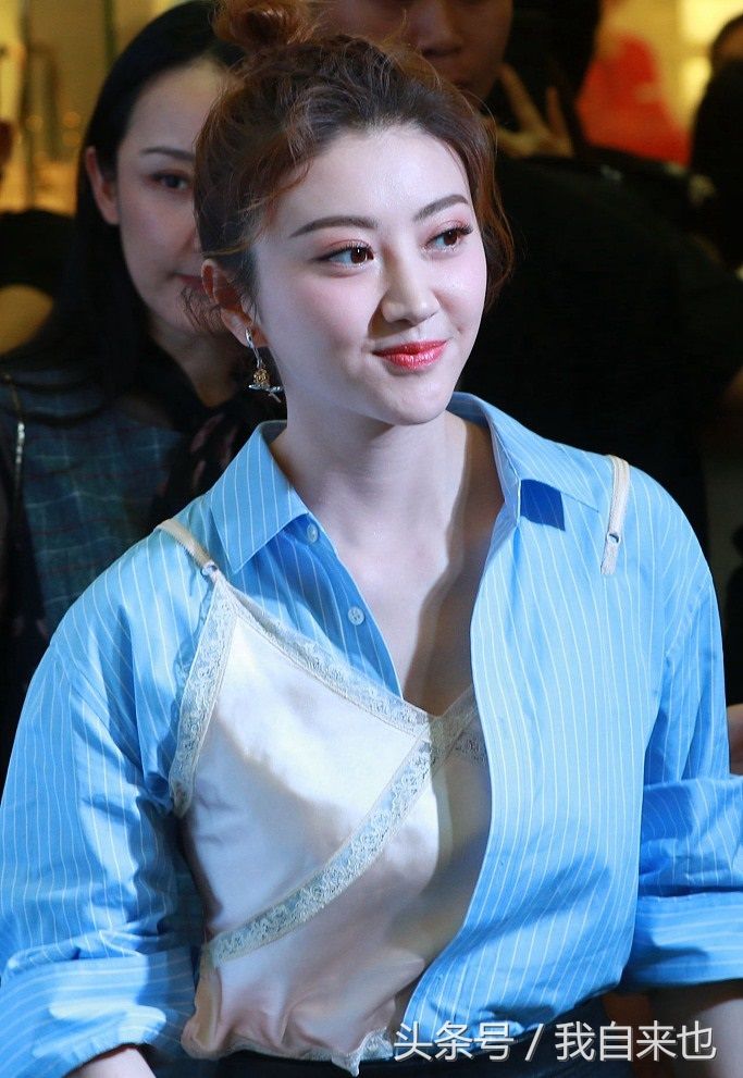 景甜穿衬衫微露美胸女人味爆棚 网友:离开大佬后形象不忍直视