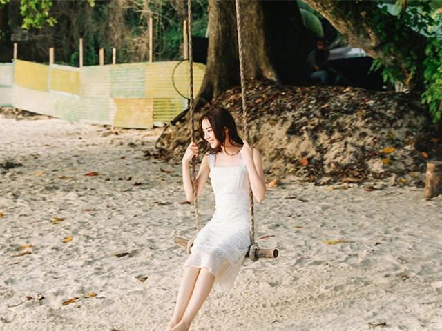 34岁唐嫣与26岁热巴同穿白色吊带裙,网友:气质差距太大