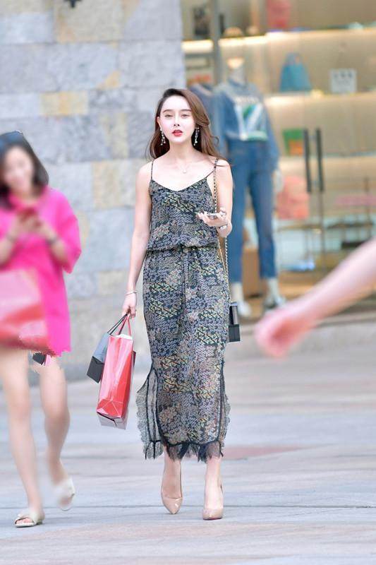 街拍: 美女大胆穿吊带透视装, 好身材若隐若现!