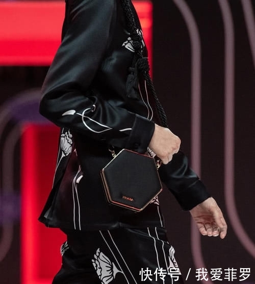 『时装周』2020秋冬时装周:玩转性别印象,Prada展现女性的强大力量