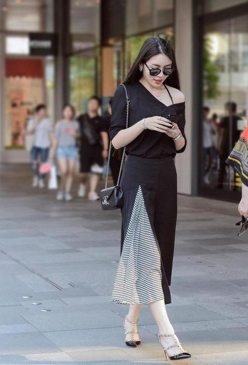 路人街拍，粉色的裹胸背心很好的展现出了小姐姐玲珑有致的好身材