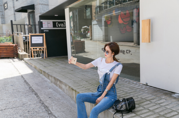 女神孙允珠，纪梵希荧粉水洗磨牛仔背带裤