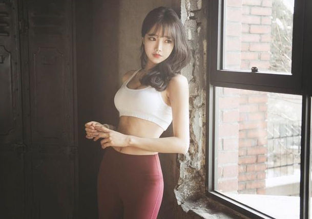 街拍美女：有个性的紧身打底裤小姐姐，显得好看又得体