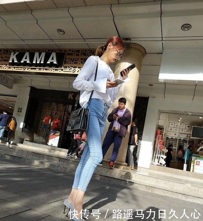 #穿着打扮#身材好的妹子,乱选角度都很美,这条牛仔裤也显了神韵!