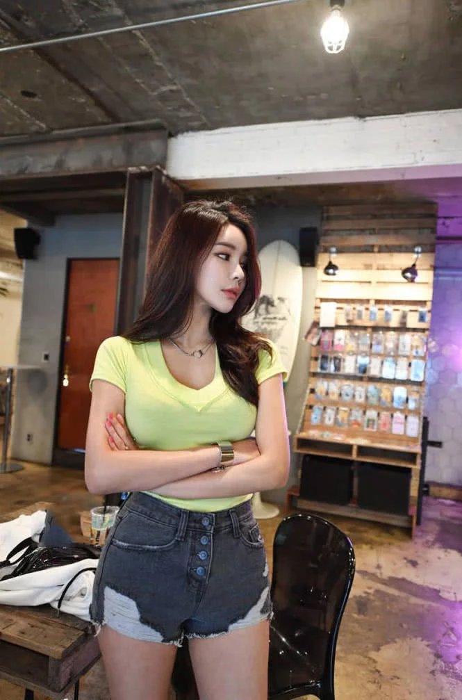 小姐姐紧身短袖,修身的穿搭尽显紧致的胸部的完美的线条,突出了