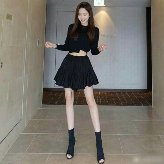 街拍：黑色的紧身裤，让女人穿出气质与时尚范