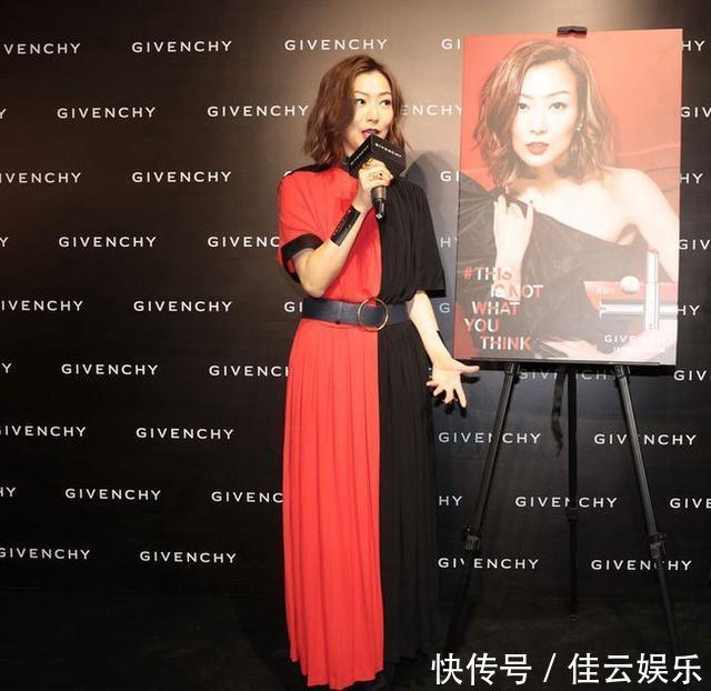 45岁郑秀文与41岁陈数,穿同一条拼接长裙,差距有点大!