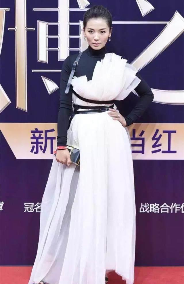 刘涛丢人丢大了！同穿“背背佳”，杨幂美炸天！她像绑了颗大白菜