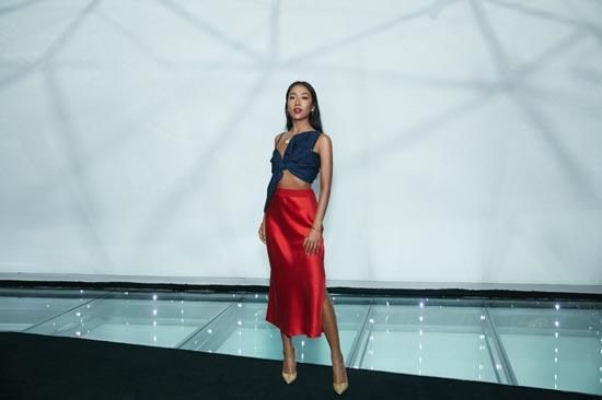 吉克隽逸造型真大胆 感觉像“裹块布”就登台了