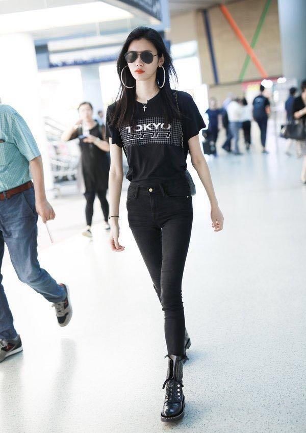 奚梦瑶机场三套服装秀出超模身材，而这双三次都穿的马丁靴要火?