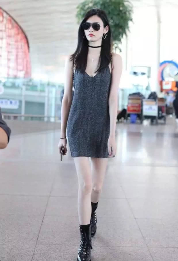 奚梦瑶身穿吊带亮片短裙现身机场,大秀性感!看到她的鞋我沉默了