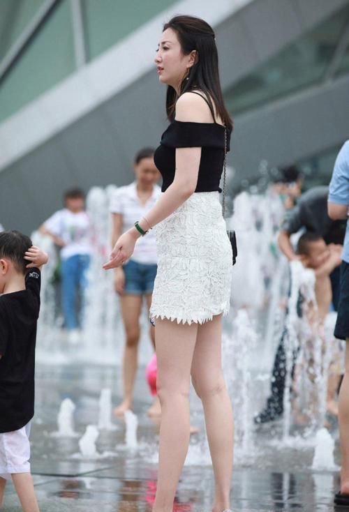  气质：生活中的气质女生，穿搭风格简单精致，很值得借鉴