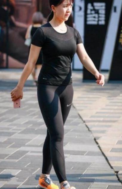 街拍:图3露脐超短裤好清凉,图4似乎误会了什么,你最中意谁?