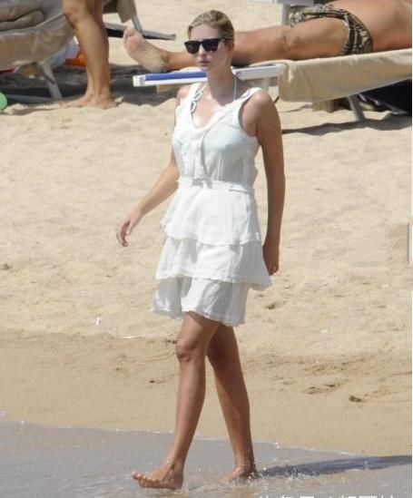 37岁伊万卡:蓝色蕾丝裙显气质，图4戴墨镜在海边走!