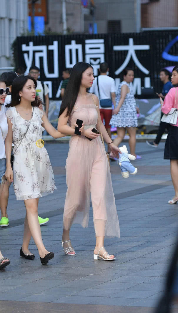 气质小姐姐穿粉色连体衣裹出曼妙身姿,优雅甜美很吸睛