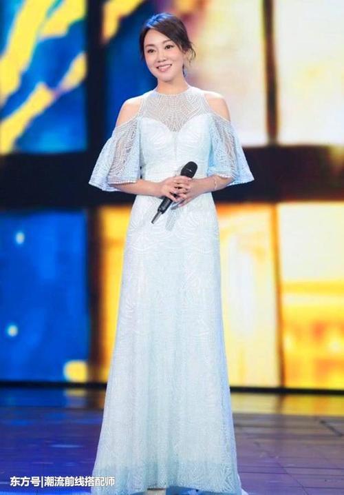 闫妮厉害，穿白色连衣裙真惊艳！网友：身材这么好，只有27岁吧