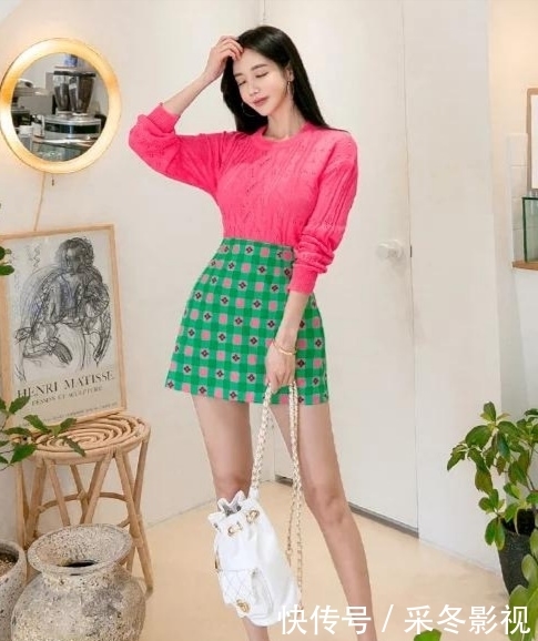  小姐姐：粉红羊毛衫，绚丽方格短裙，时尚小姐姐，甜美文静