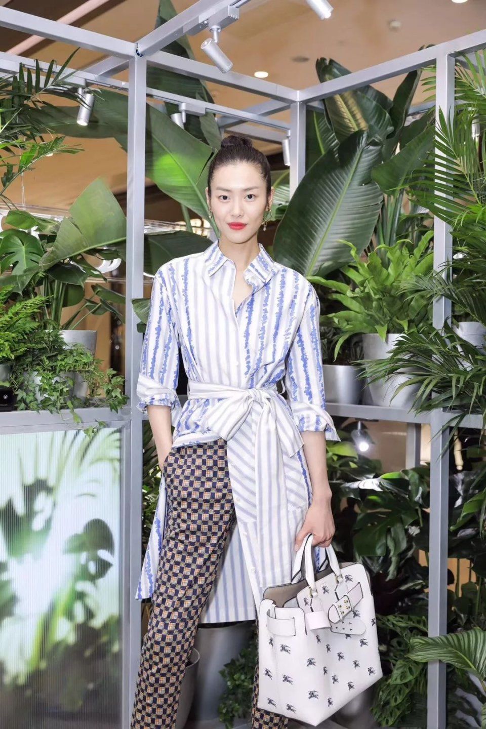 热巴缝深V领，杜鹃球鞋穿得有点皮!要嫁杰森哥的女人每一秒都美!