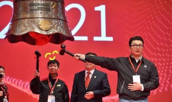 雷军上市敲钟穿得像新郎，画风喜庆我不敢看，史上最全敲钟攻略