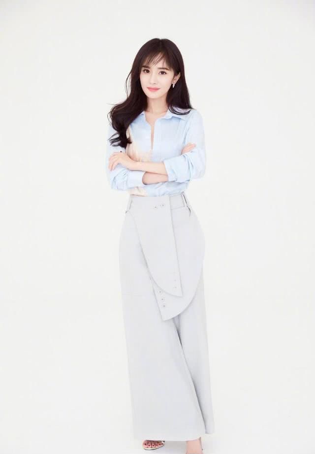  脚下一双：衣服穿一半更时髦，明星们都上头，谁更有范？
