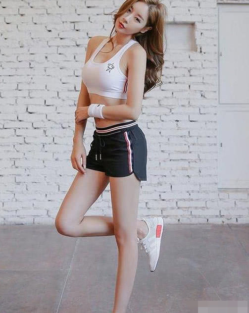 街拍：曼妙曲线的打底裤小姐姐，散发柔美女性魅力，真迷人！