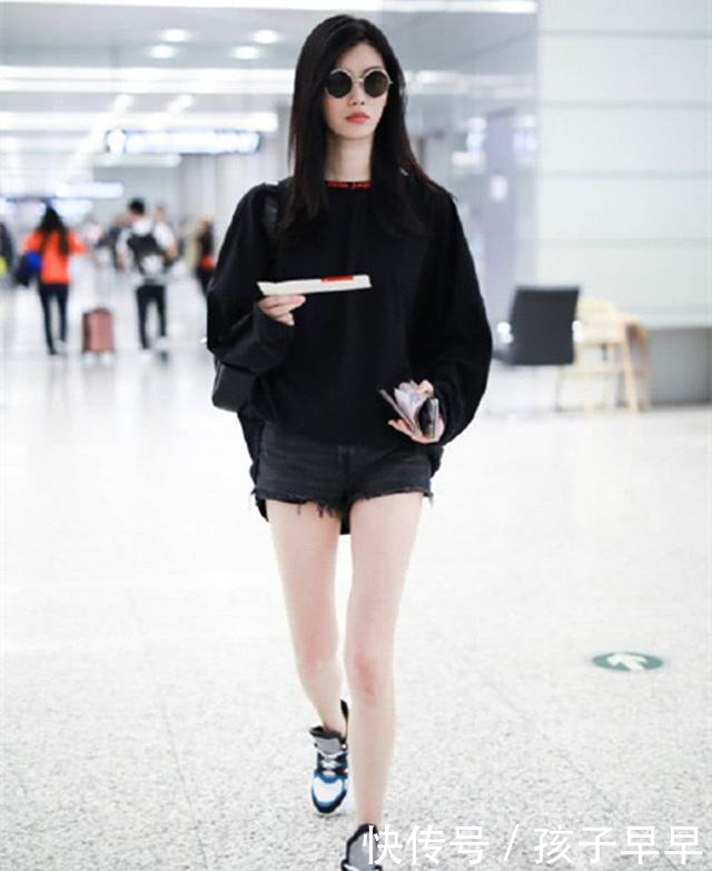 奚梦瑶太敢穿了！这么紧的短裤也硬穿，网友：不嫌勒得慌吗？