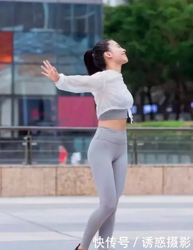 微胖气质小姐姐，浅灰色紧身打底裤包裹下凸显火辣迷人好身材，浑