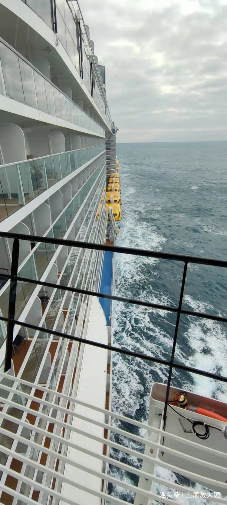 水从哪里来？垃圾如何处理？16人如何洗完数万衣物？邮轮幕后揭秘