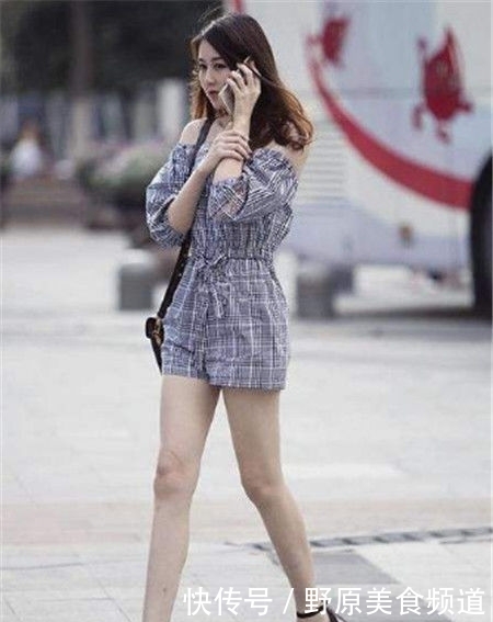 「妩媚」街拍:美女黑色上衣配阔腿裤,身材苗条有致,妩媚又动人