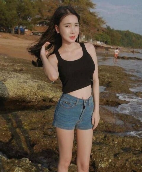  「美女」明媚动人的牛仔裤美女，尽显亭亭玉立的美感！