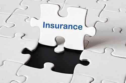 老婆在保险公司干了一年多，买了二十多份保单，怎样能要回这些钱