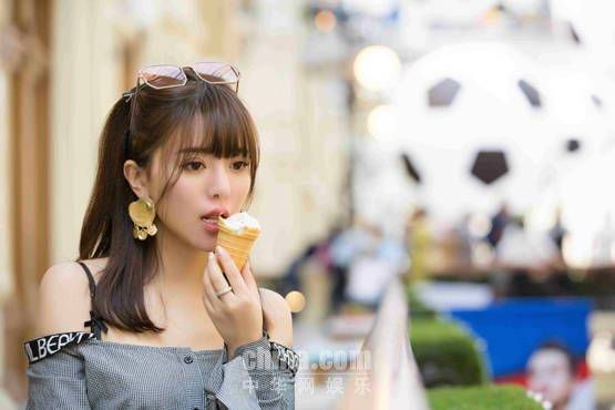 阿兰清新鬼马街拍 世界杯和冰激淋更配